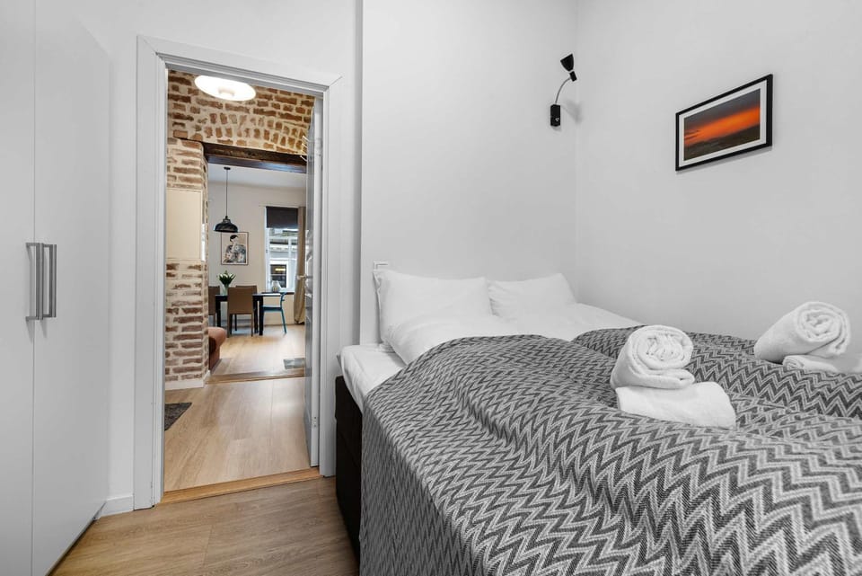 Bed, Bedroom, towels