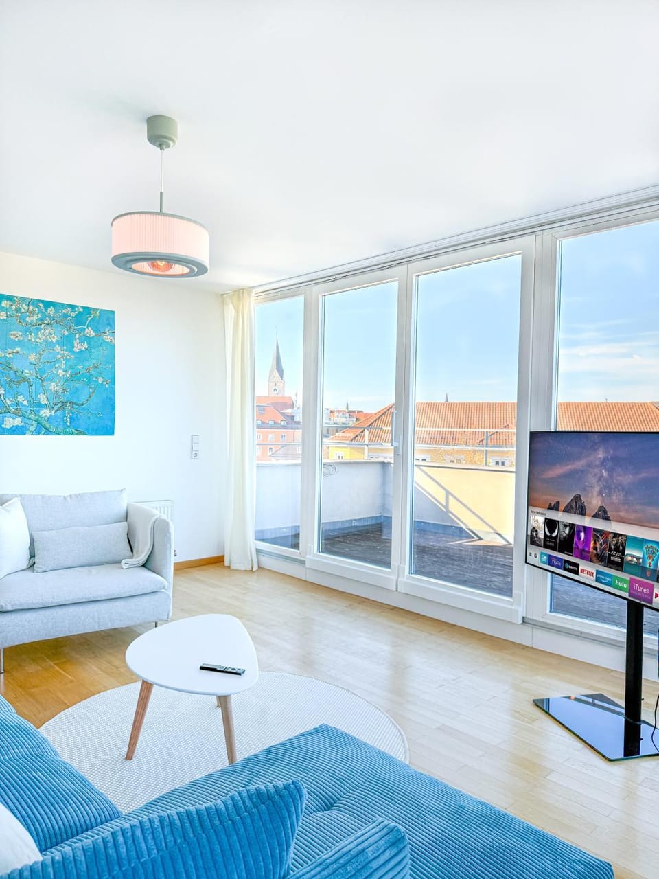 Communal lounge/ TV room, Natural landscape, TV and multimedia, View (from property/room), Living room, Seating area, City view