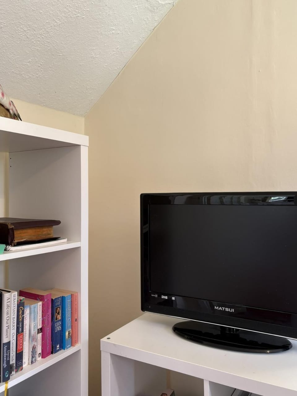 Communal lounge/ TV room, Library