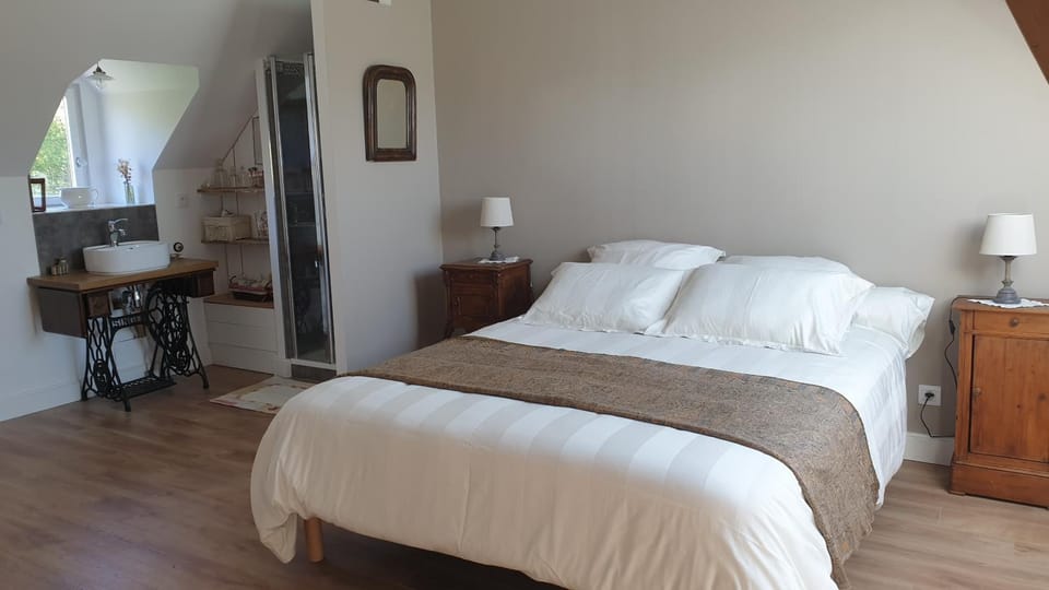 Shower, Bed, Photo of the whole room, Bedroom