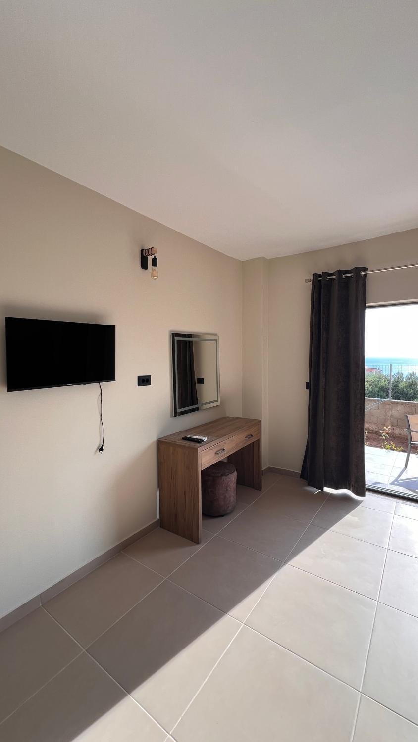 Bed, TV and multimedia, Photo of the whole room, Bedroom