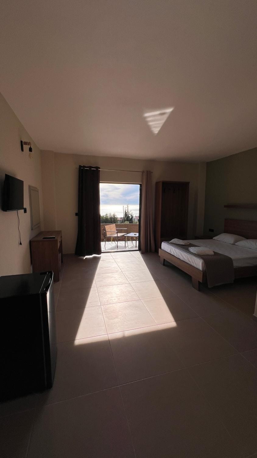 Bed, TV and multimedia, Photo of the whole room, Bedroom