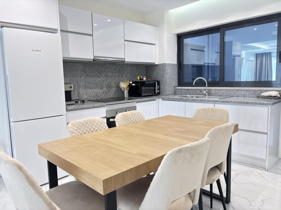 Kitchen or kitchenette, Dining area