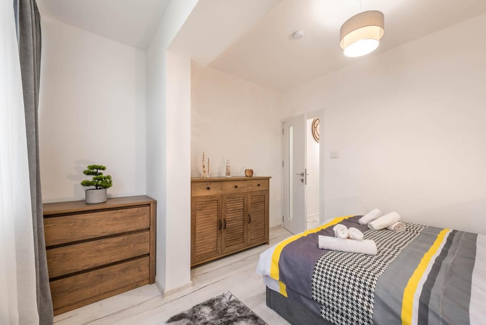 Photo of the whole room, Bedroom, towels, wardrobe