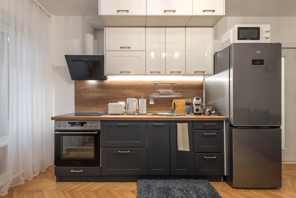 Coffee/tea facilities, Kitchen or kitchenette, oven, stove, toaster