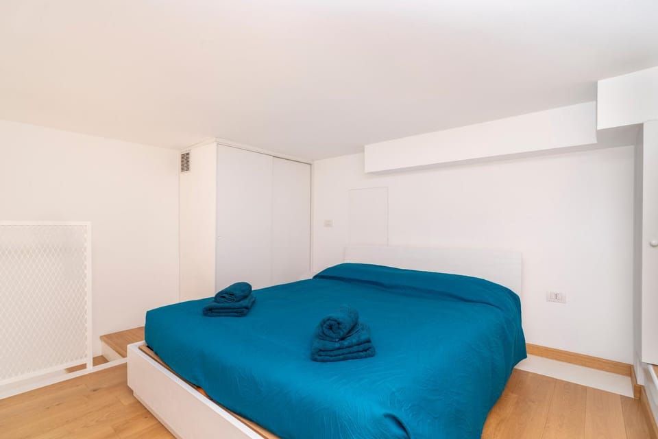 Bed, Bedroom, locker, towels