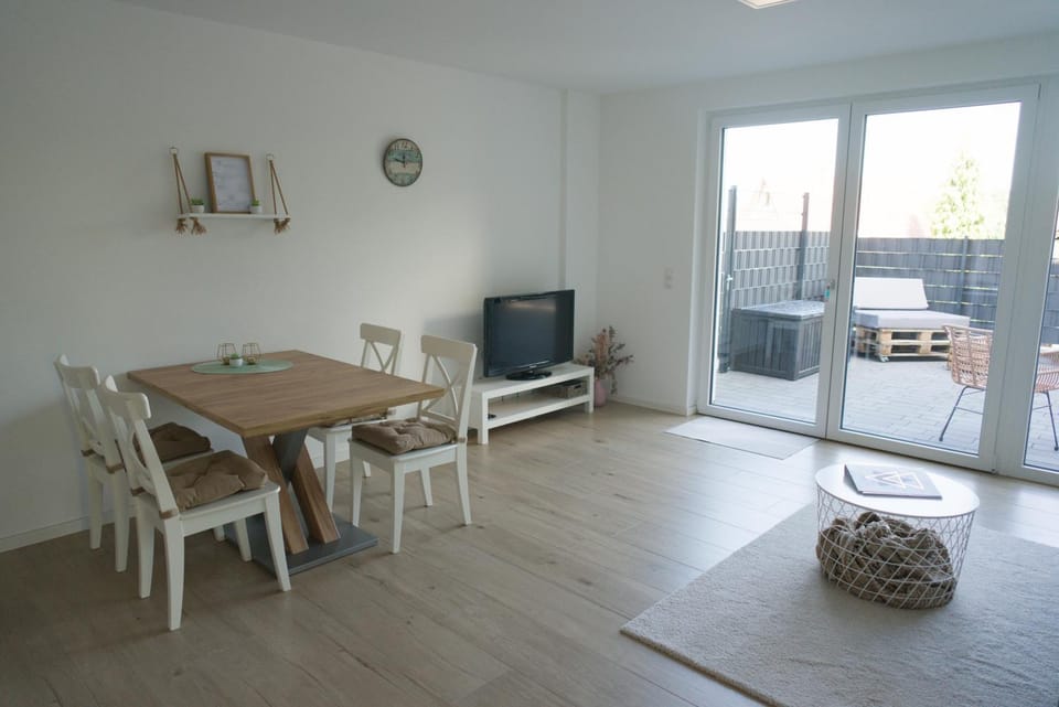 TV and multimedia, Living room, Seating area, Dining area