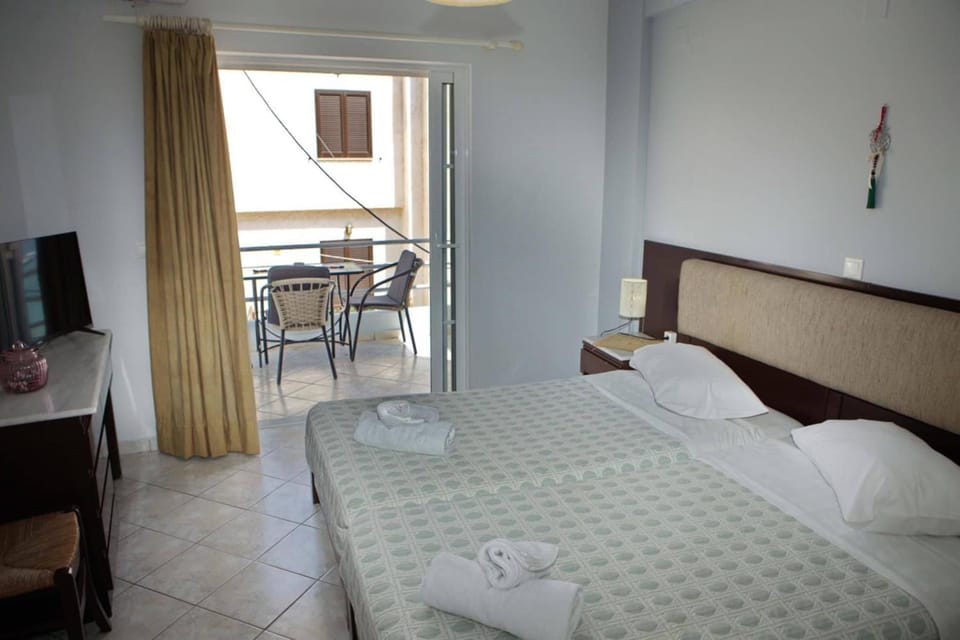 Bed, TV and multimedia, Photo of the whole room, Bedroom, towels