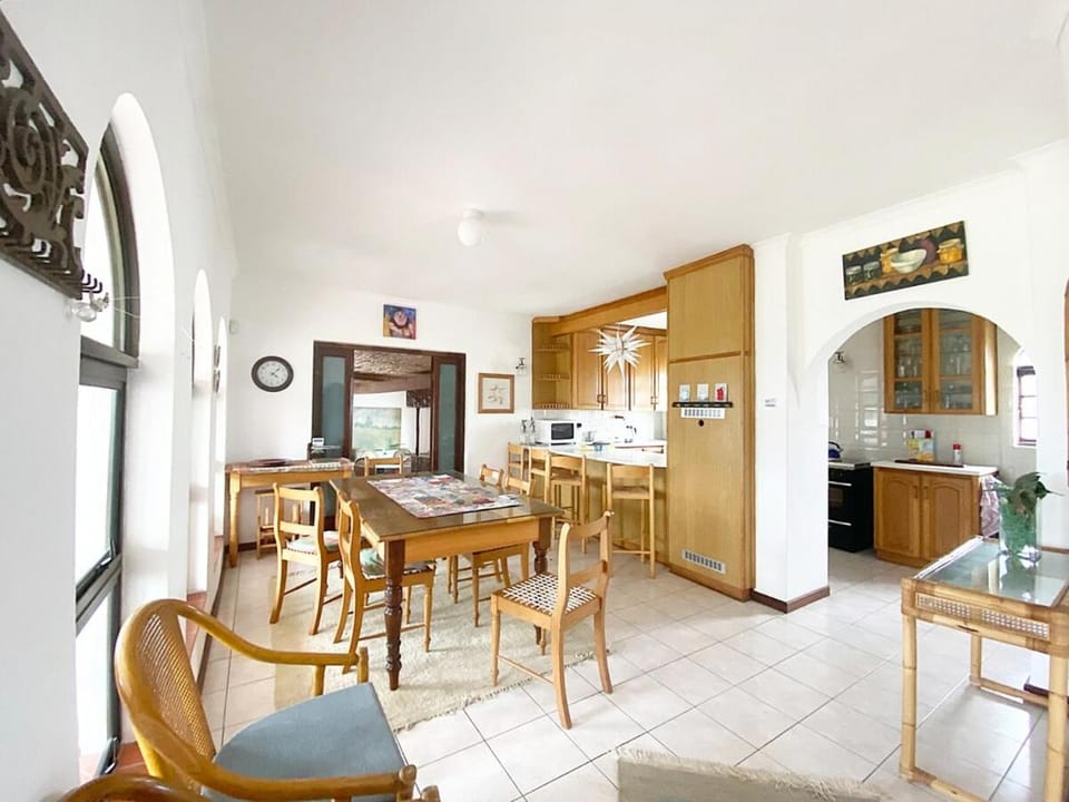 Kitchen or kitchenette, Seating area, Dining area, oven
