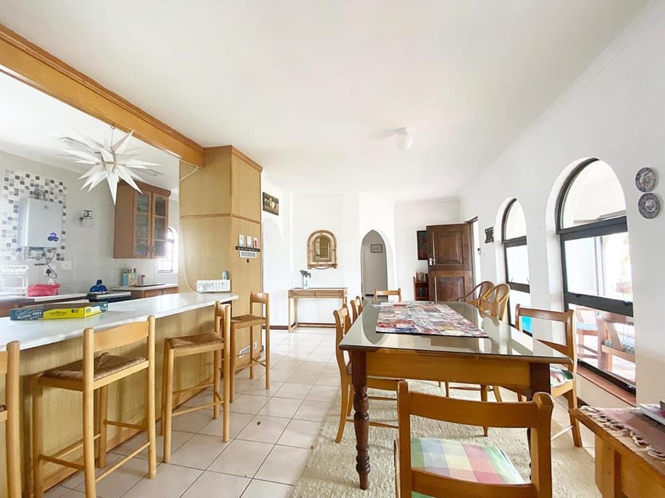 Kitchen or kitchenette, Seating area, Dining area