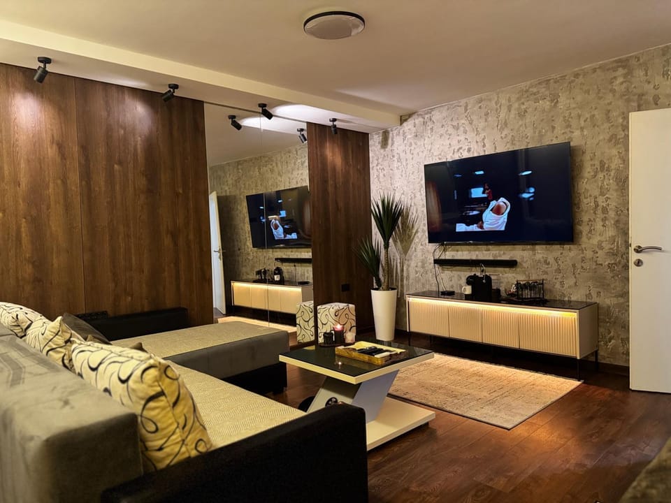 Communal lounge/ TV room, TV and multimedia, Living room, Seating area, Evening entertainment, Bedroom