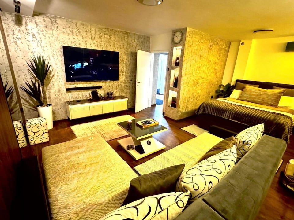 Communal lounge/ TV room, Bed, TV and multimedia, Living room, Photo of the whole room, Seating area, Evening entertainment, Bedroom