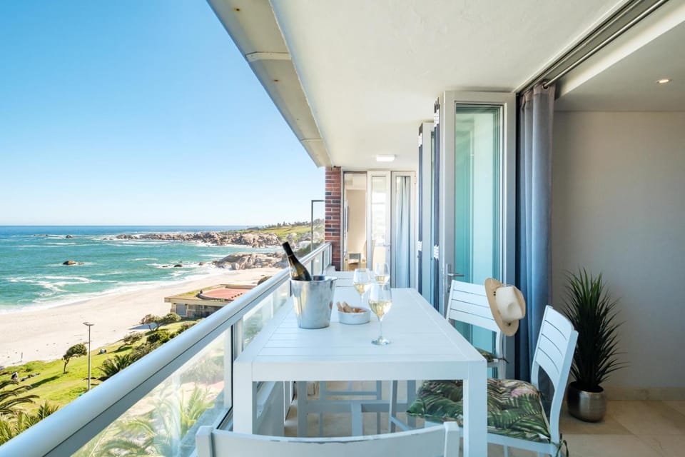View (from property/room), Balcony/Terrace, Seating area, Dining area, Beach, Sea view