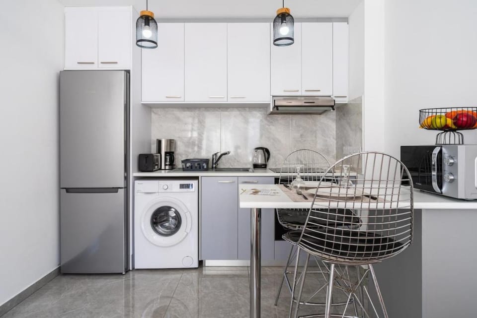Coffee/tea facilities, Kitchen or kitchenette, Dining area, microwave, oven, stove, toaster, washing machine
