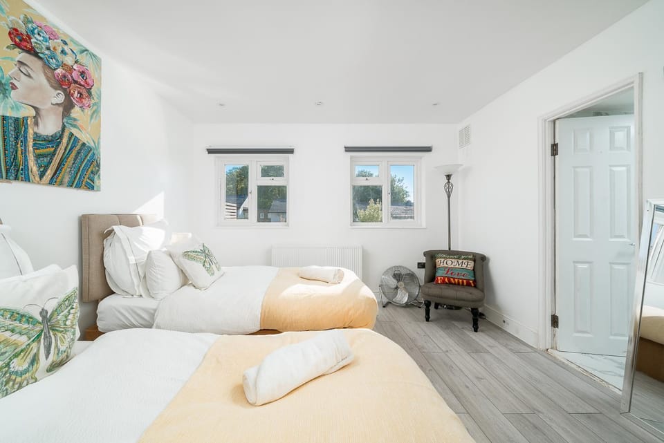 Photo of the whole room, Bedroom