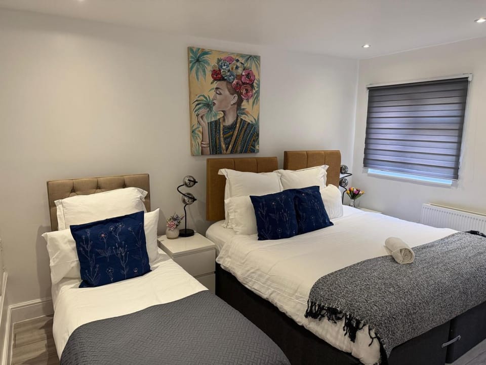 Ephatha House 4-Bedrooms, Sleeps 11, Free Parking, Garden Apartment in Hatfield