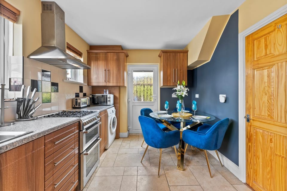 Coffee/tea facilities, Kitchen or kitchenette, Dining area, oven, stove, toaster