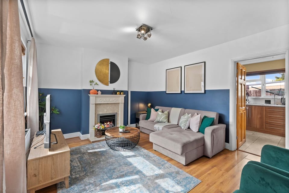 Elegant 3-Bedroom House in the Heart of Windsor House in Windsor