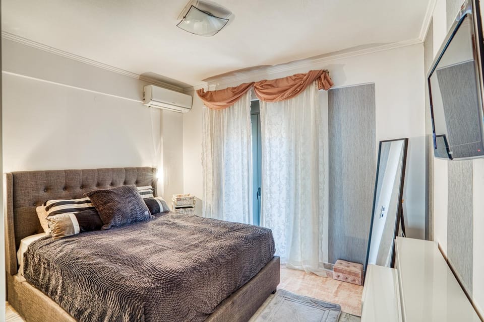 Bed, TV and multimedia, Bedroom