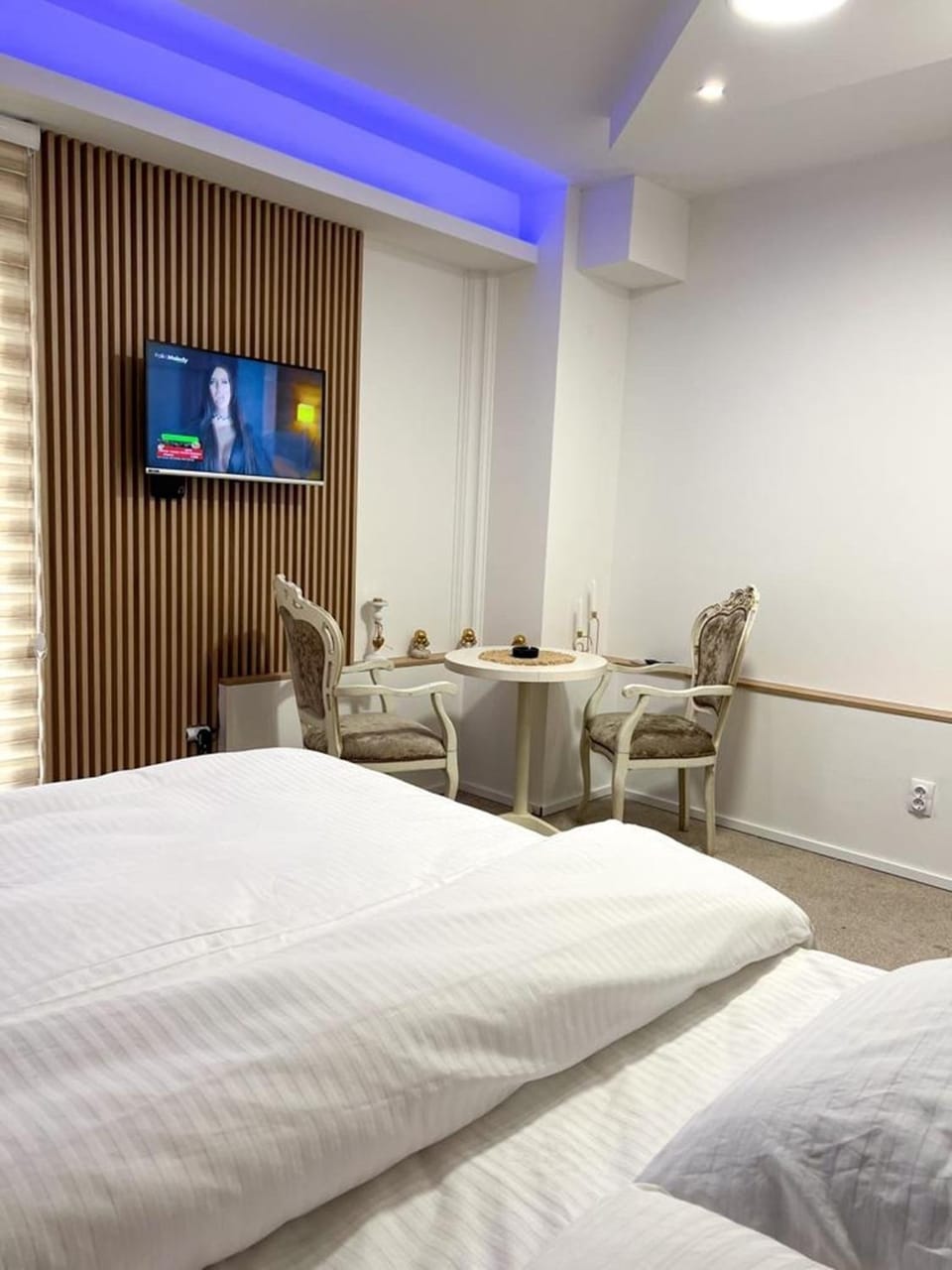 Bed, TV and multimedia, Bedroom