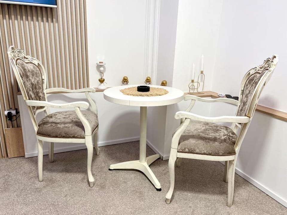 Seating area, Dining area
