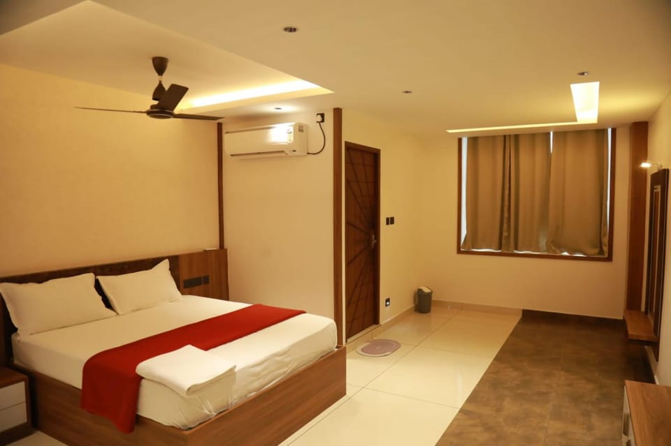Bed, Photo of the whole room, Bedroom, air conditioner