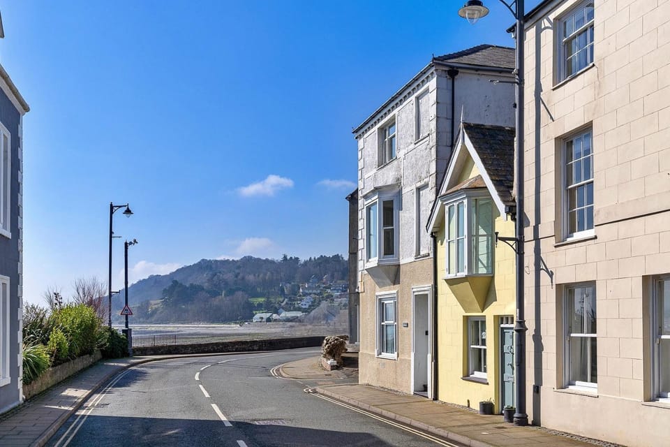 Property building, Day, Neighbourhood, Street view