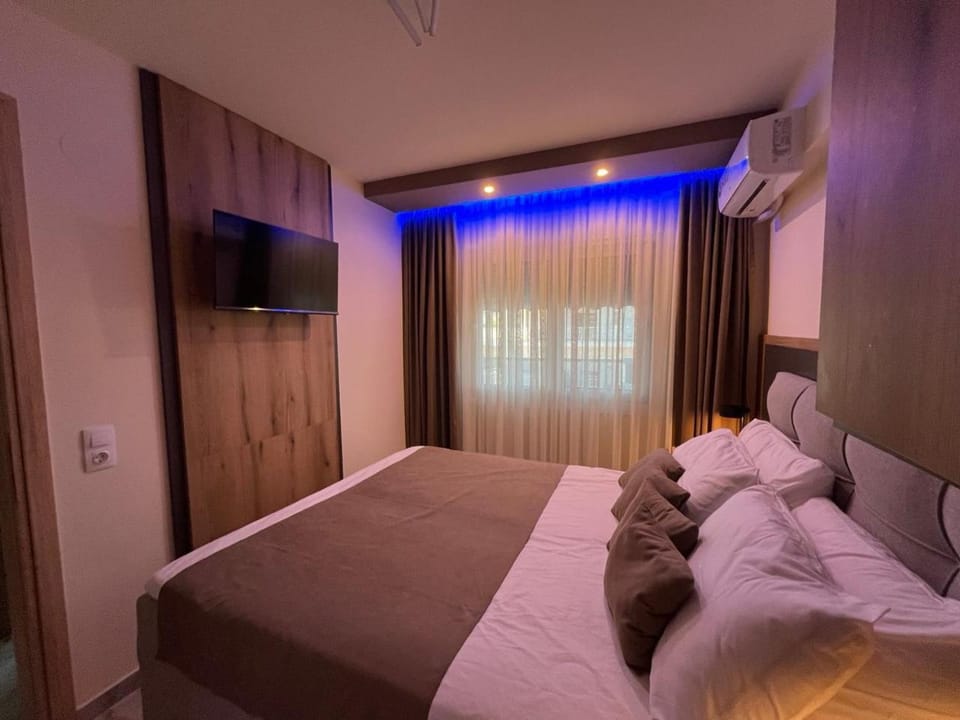 Bed, TV and multimedia, Photo of the whole room, Evening entertainment, Bedroom