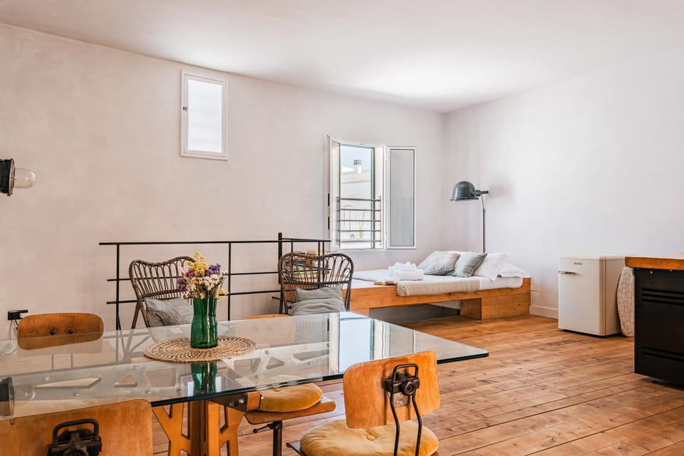 Bed, Dining area