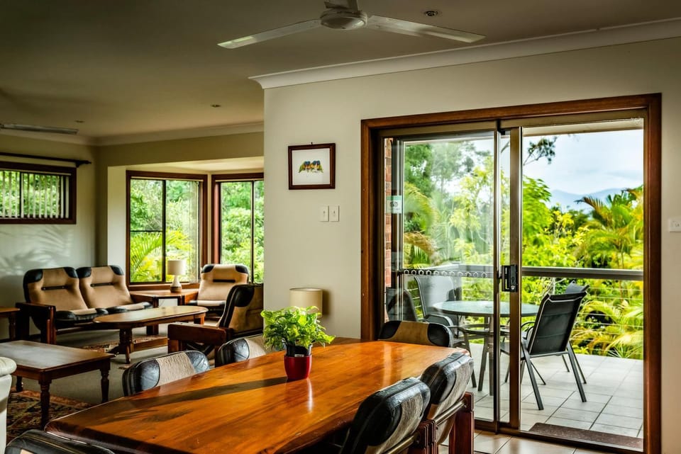 Day, Dining area