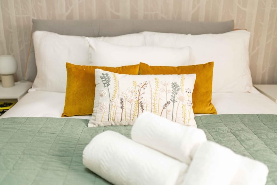 Bed, Bedroom, towels