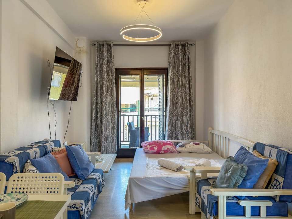 Bed, TV and multimedia, Living room, Photo of the whole room, Seating area, Bedroom, towels, air conditioner