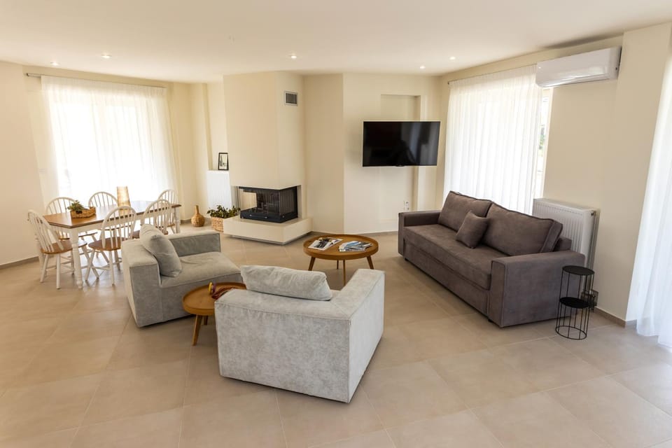 Communal lounge/ TV room, TV and multimedia, Living room, Seating area, Dining area, Evening entertainment, air conditioner