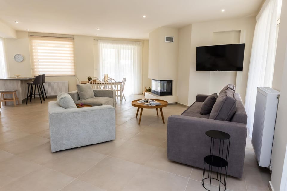 Living room, Seating area, Evening entertainment