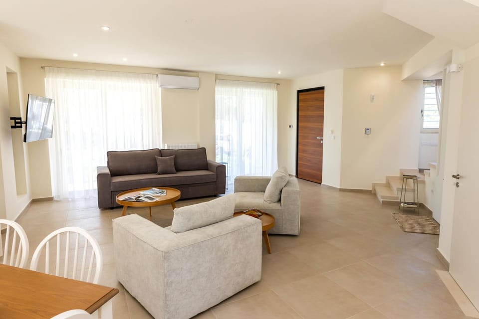 TV and multimedia, Living room, Seating area, Dining area, air conditioner