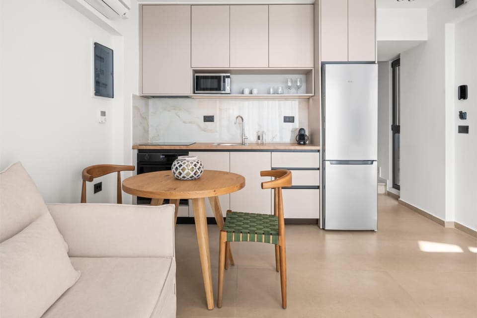 Kitchen or kitchenette, Living room, Seating area, Dining area, dishwasher, oven, stove, toaster