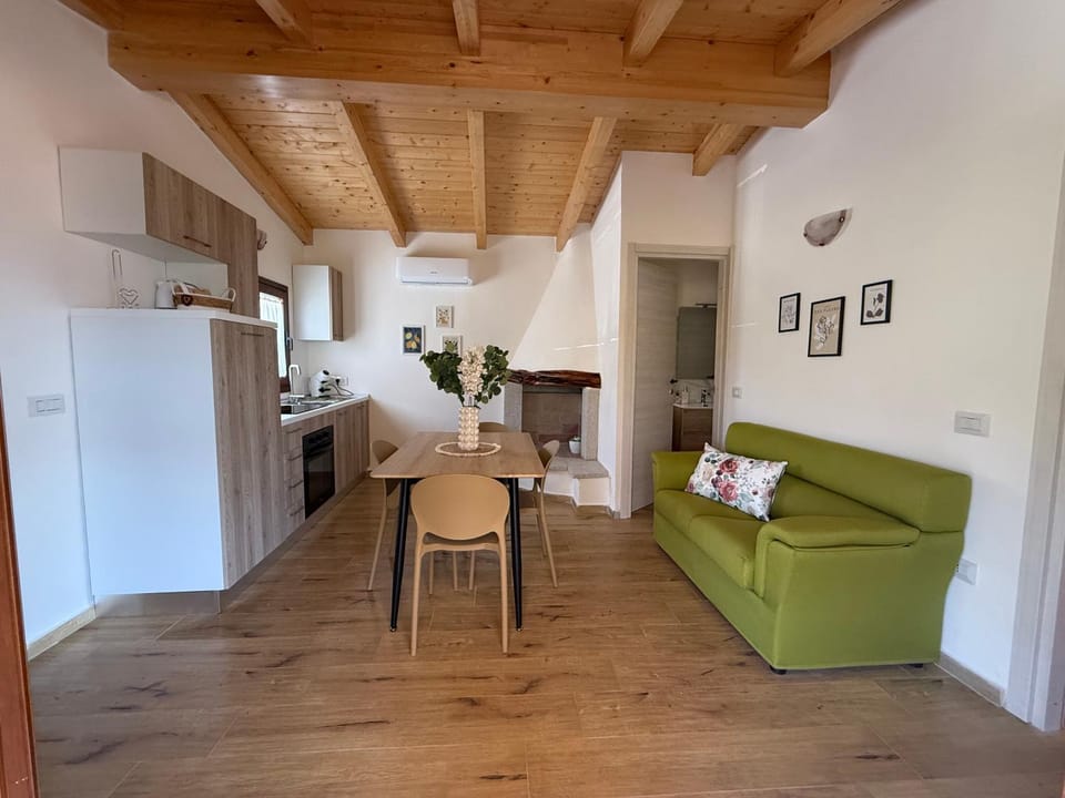 Kitchen or kitchenette, Living room, Seating area, Dining area