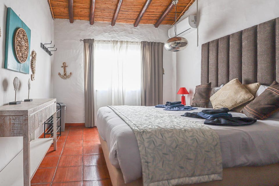 Bed, Photo of the whole room, towels, air conditioner