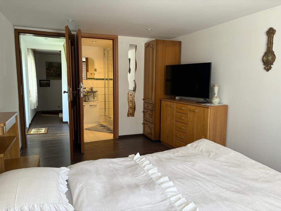 Bed, Bathroom, TV and multimedia, Photo of the whole room, Bedroom, wardrobe