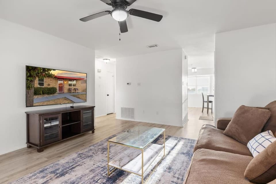 Townhome 4bds, Fast WiFi, 2 Mi to Seton, 6 mi to Fort Cavazos, Professionally Managed by Stay Albatross House in Killeen