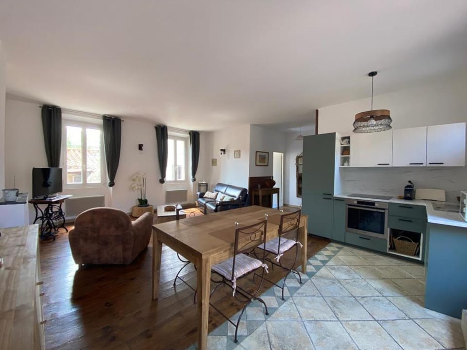 Living room, Dining area, stove, kitchen
