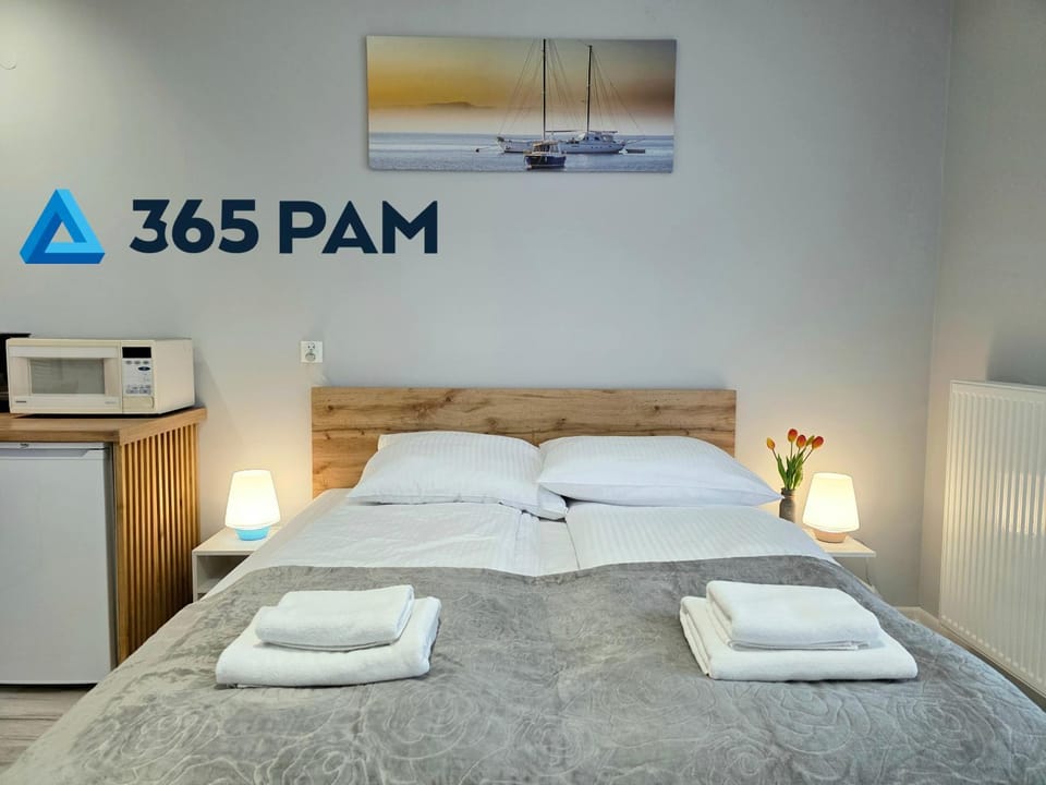 Bed, Kitchen or kitchenette, Photo of the whole room, Bedroom, towels