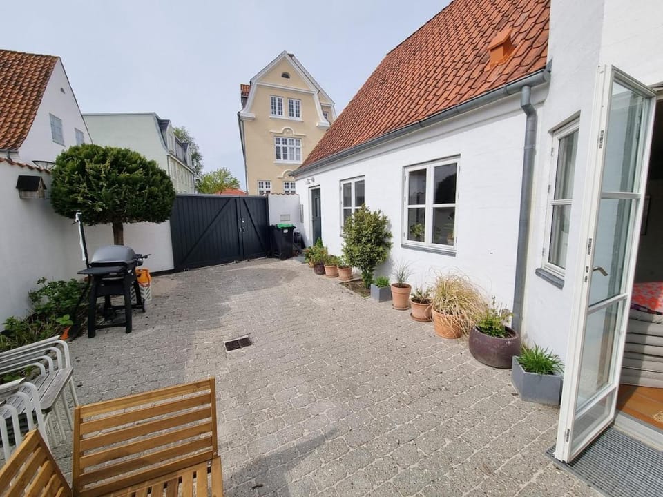 Townhouse with lovely patio in the historic quarter 7 day minimum stay Villa in Region of Southern Denmark