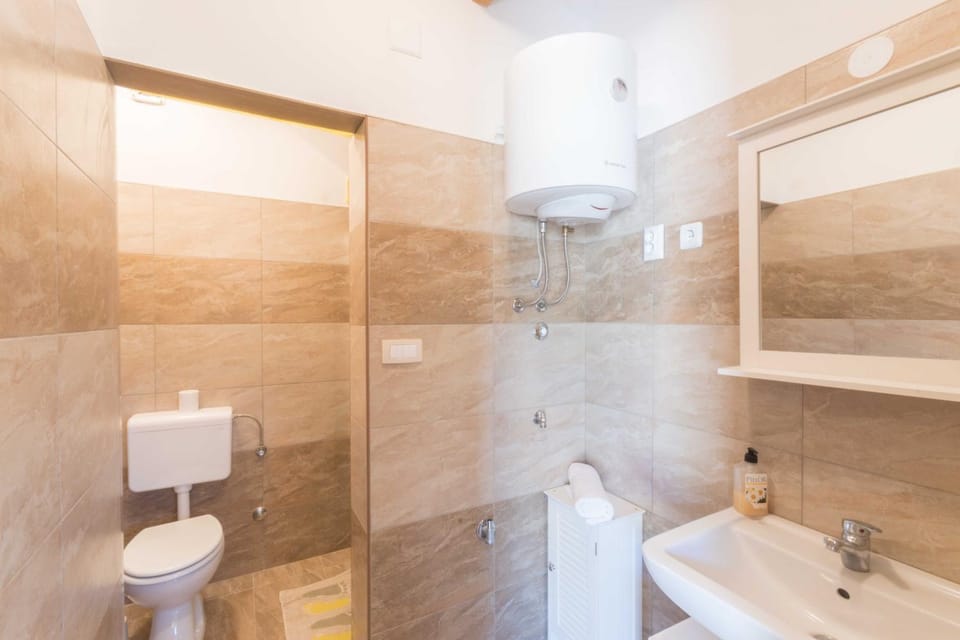 Toilet, Bathroom, towels