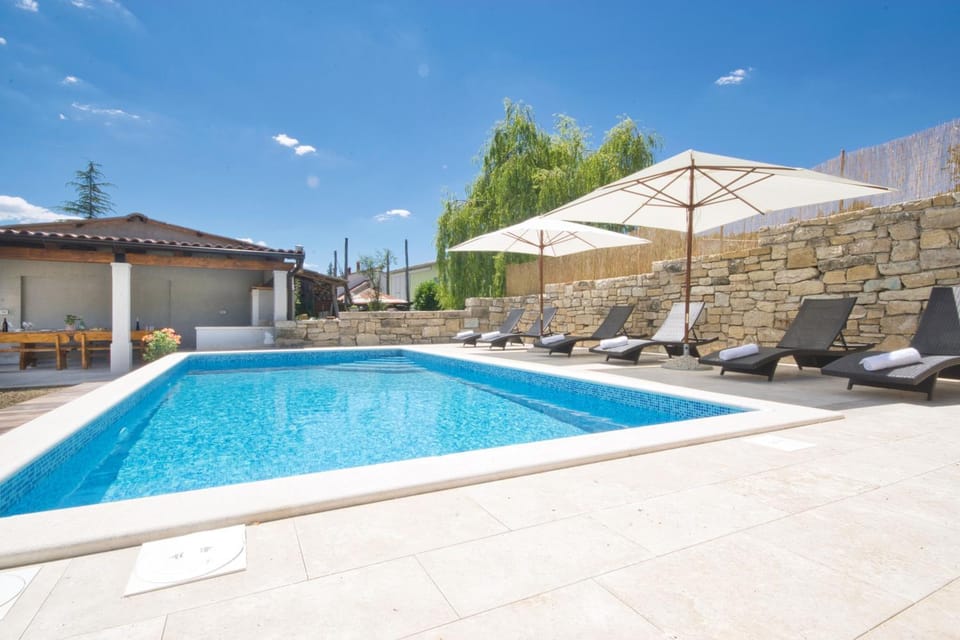 Property building, Patio, Day, Pool view, Swimming pool, sunbed