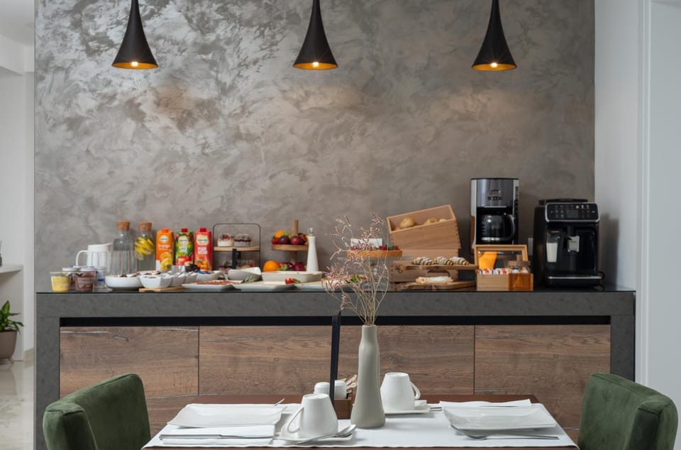 Restaurant/places to eat, Food and drinks, Dining area