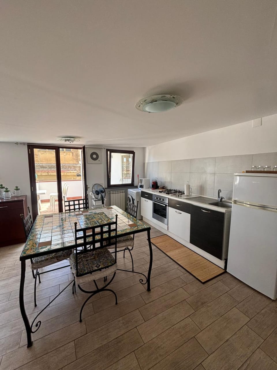 Kitchen or kitchenette, Dining area, minibar, oven