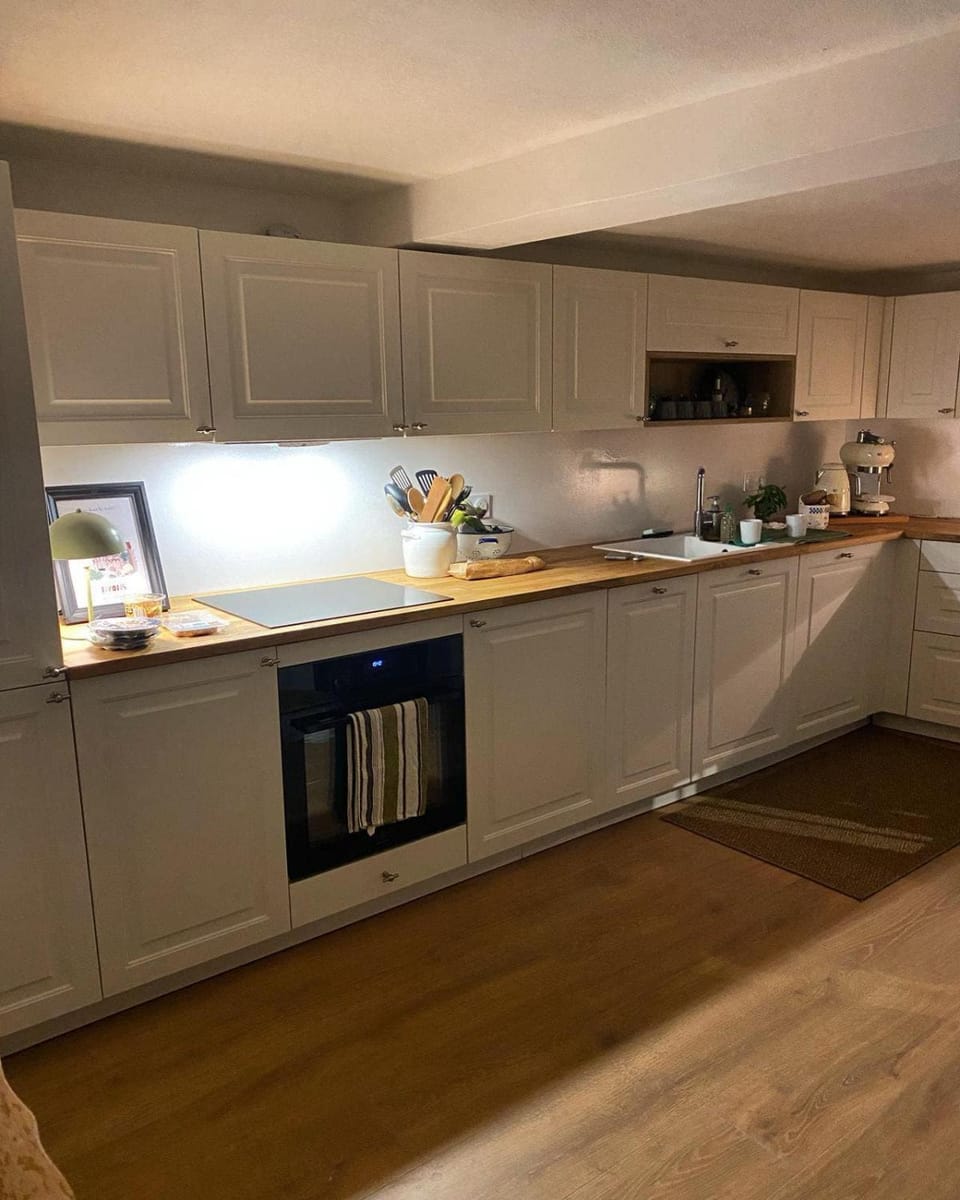 Coffee/tea facilities, Kitchen or kitchenette, stove