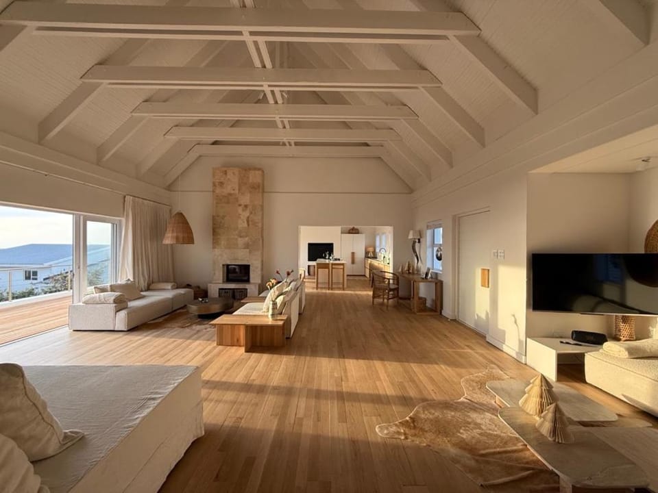 Communal lounge/ TV room, TV and multimedia, Living room, Seating area, Garden view, Pool view, Sea view, Swimming pool