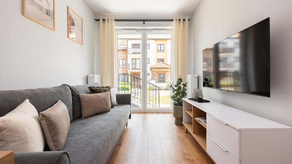 Bed, TV and multimedia, Living room, Photo of the whole room, Seating area
